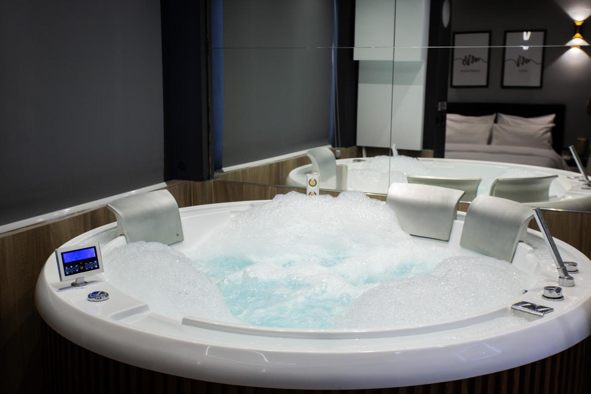 The Bubbles - Jacuzzi Hotel טיראנה מראה חיצוני תמונה
